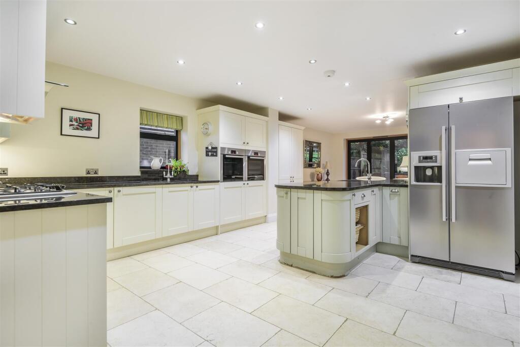 Forest Drive, Kingswood photo 2
