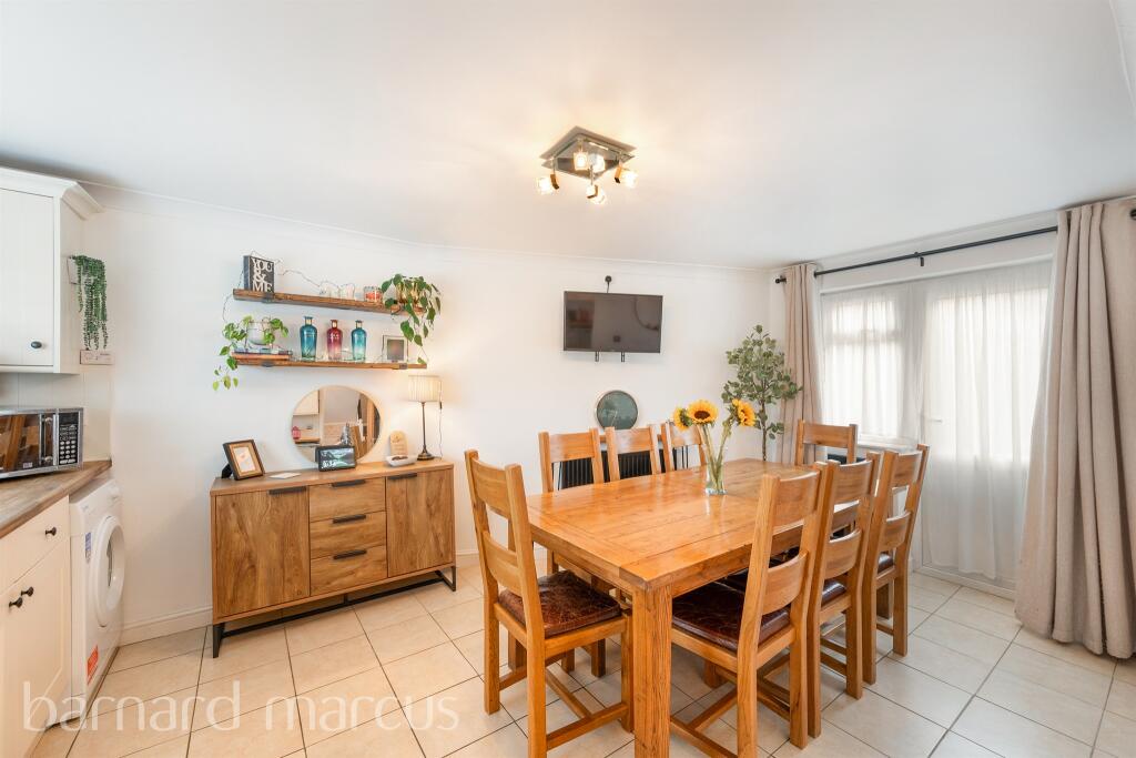 House in London, Royal Borough of Kingston upon Thames - View 5