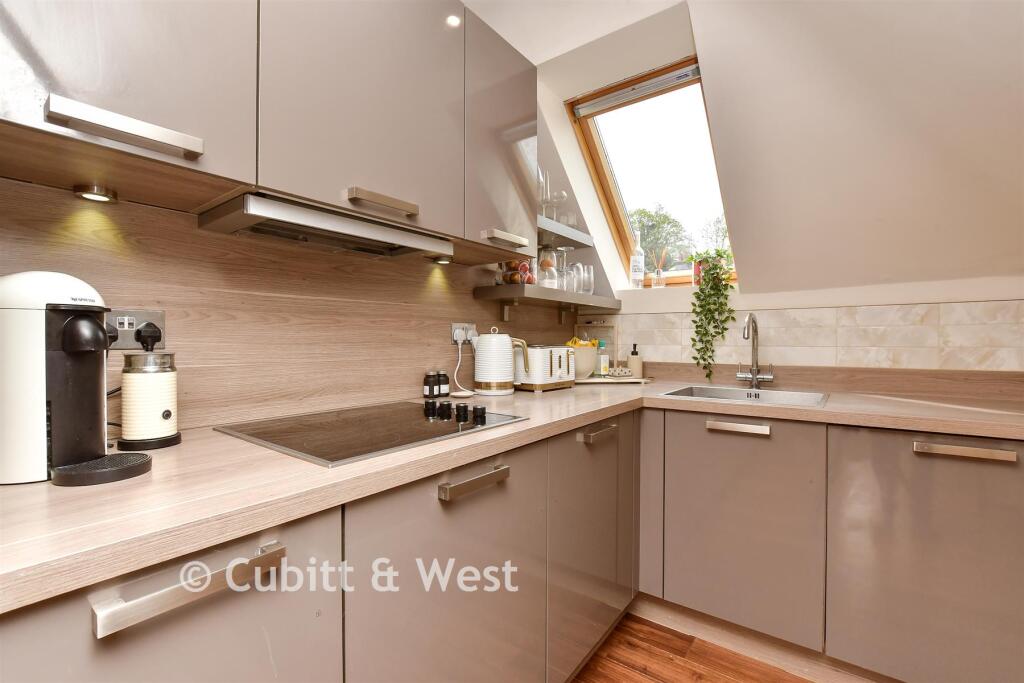 Apartment in Reigate and Banstead, Surrey - More