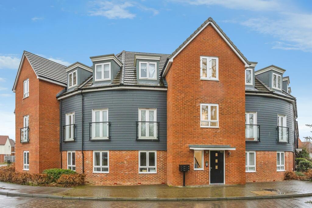 2-bed flat on Goldcrest Drive, Sayers Common, Hassocks, £290,000