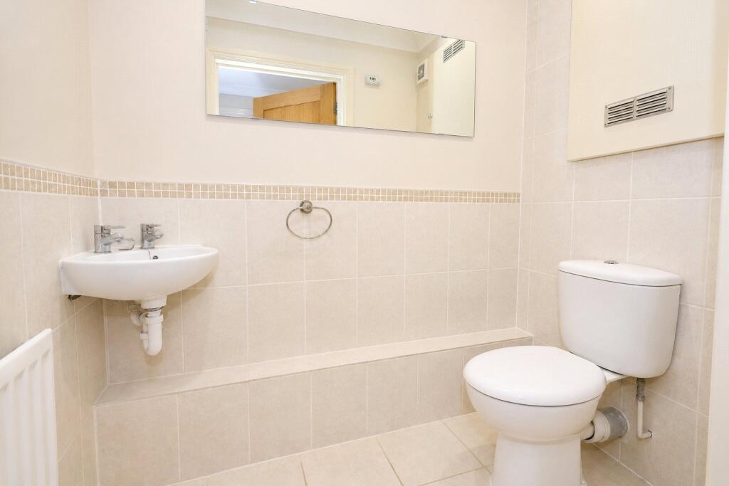 Apartment in Woking, Surrey - More