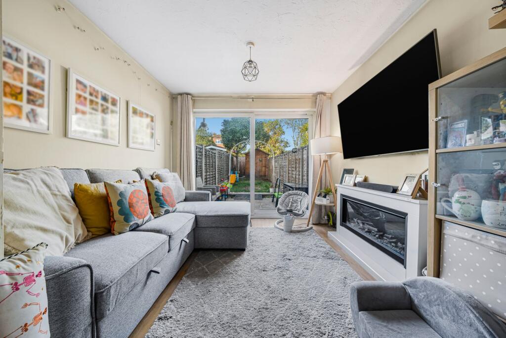 House in Shepperton, Upper Halliford - More