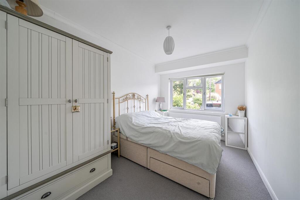 Oak Avenue, Ickenham, UB10 photo 3