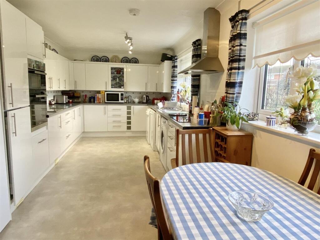 6a Salcombe Drive, Shrewsbury, SY2 6SH photo 4