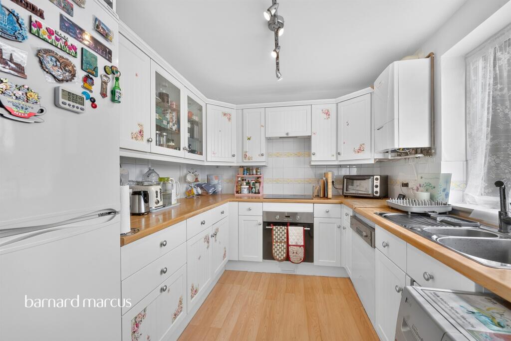 House in Sutton - View 5