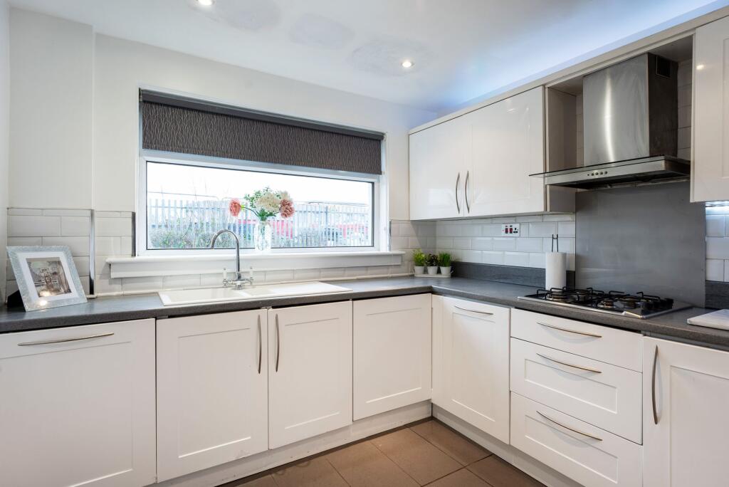 Blades Court, Gartcosh, G69 photo 3