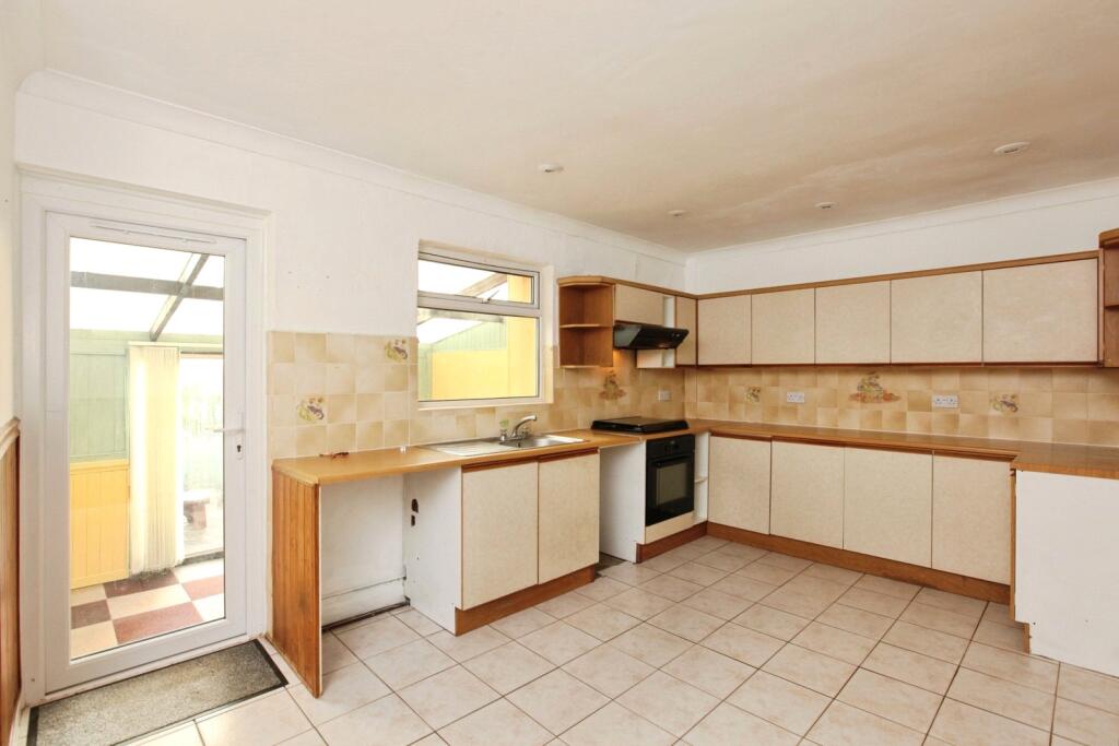 House in Torquay, Torbay - More