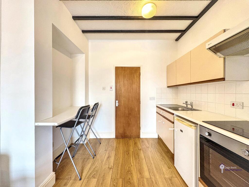 Main image of property: 6a Victoria Road, SO19 9DX