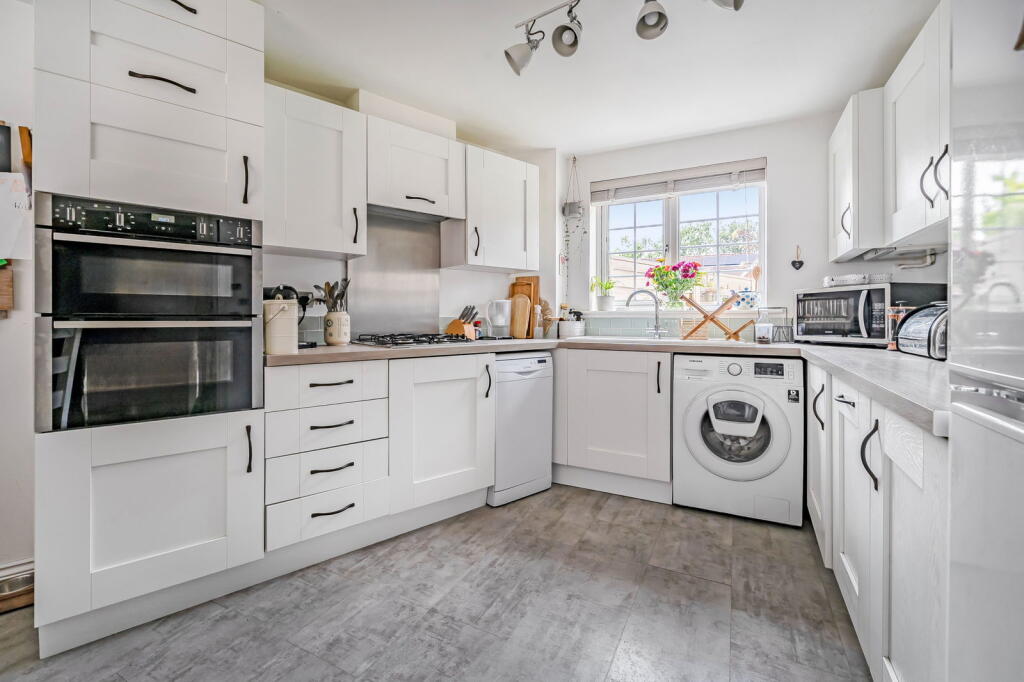 School Close, Basingstoke, RG22 5FY photo 2