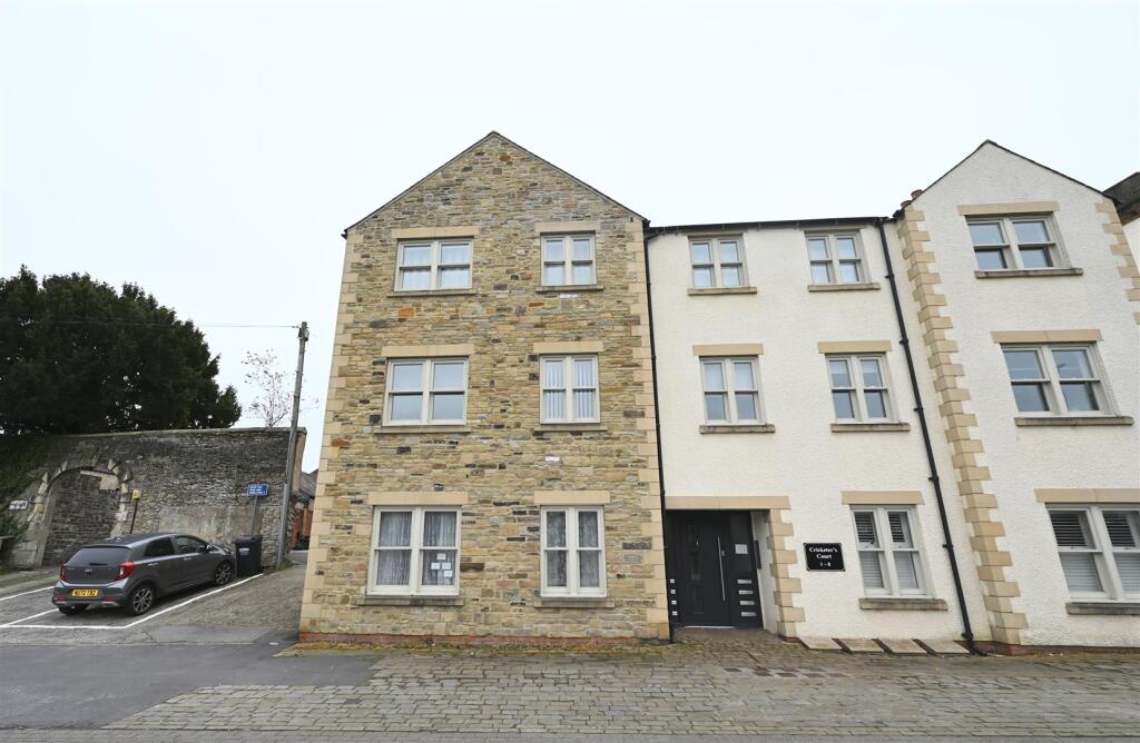 2-bed flat on Cricketers Court, Victoria Road, Richmond, £170,000