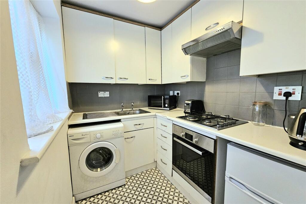 Oakfields, Alexandra Avenue, Camberley, Surrey, GU15 photo 4
