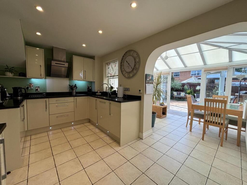 Lambrook Drive, East Hunsbury, Northampton NN4 photo 4