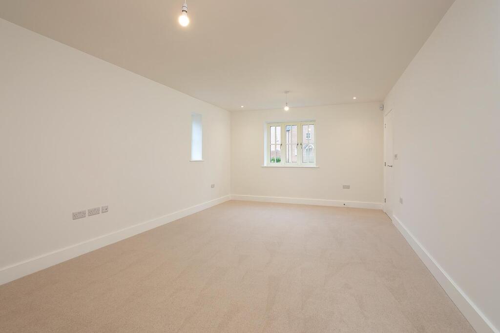 House in Northampton, Deene - More