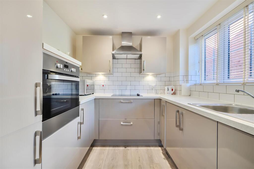 Apartment in Croydon - View 5