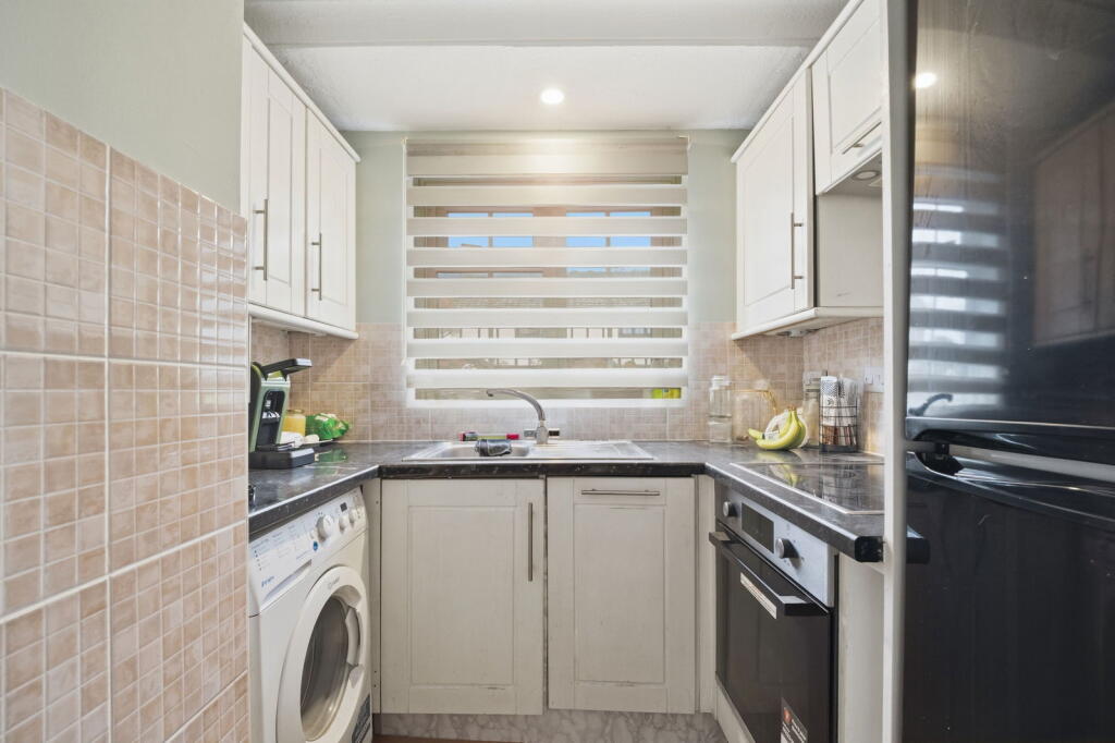 Limebush Close, New Haw, KT15 photo 3
