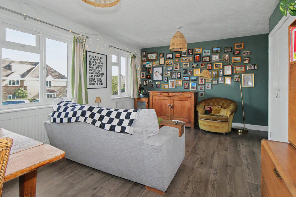 Apartment in Walton-on-Thames, Surrey - View 3