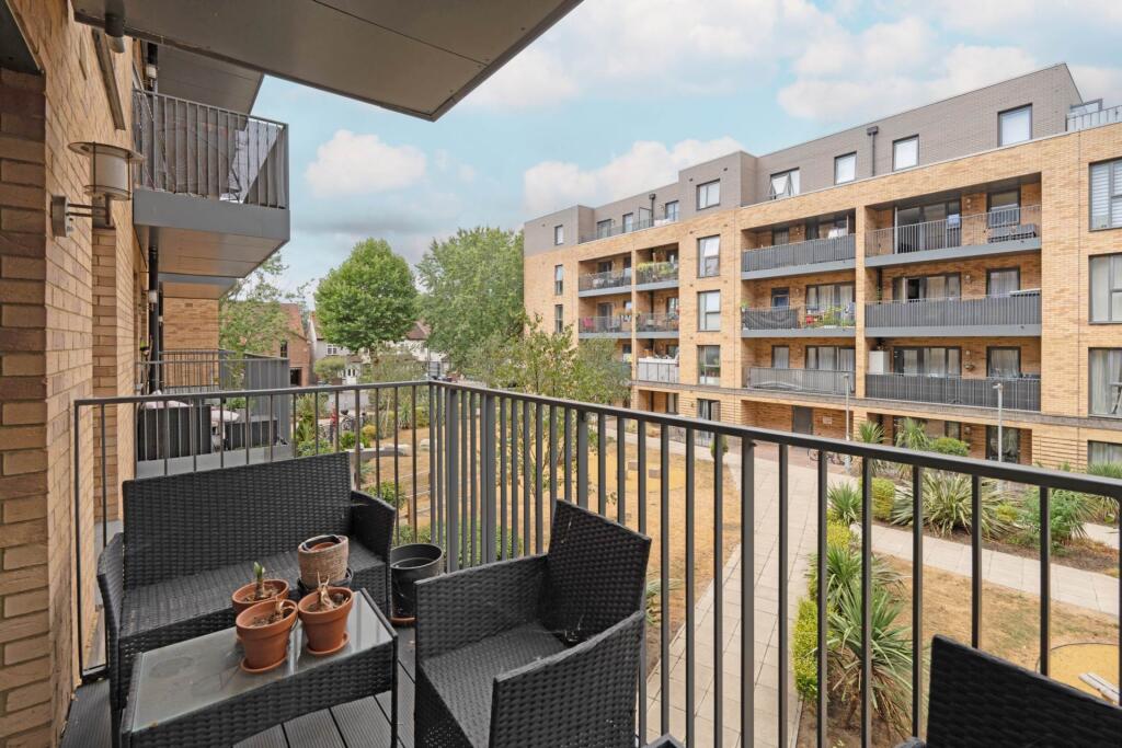 Apartment in Kingston upon Thames - View 4