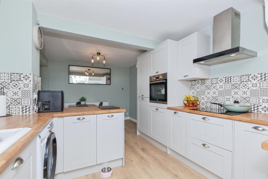 House in Whetstone - More