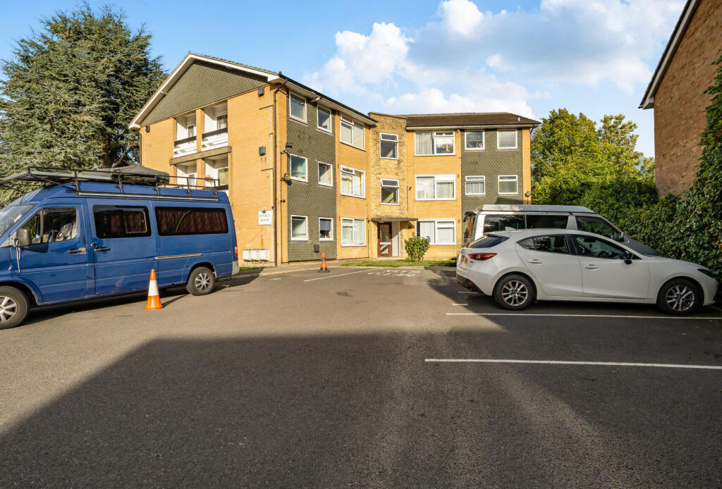 Apartment in Reigate and Banstead, Earlswood - More