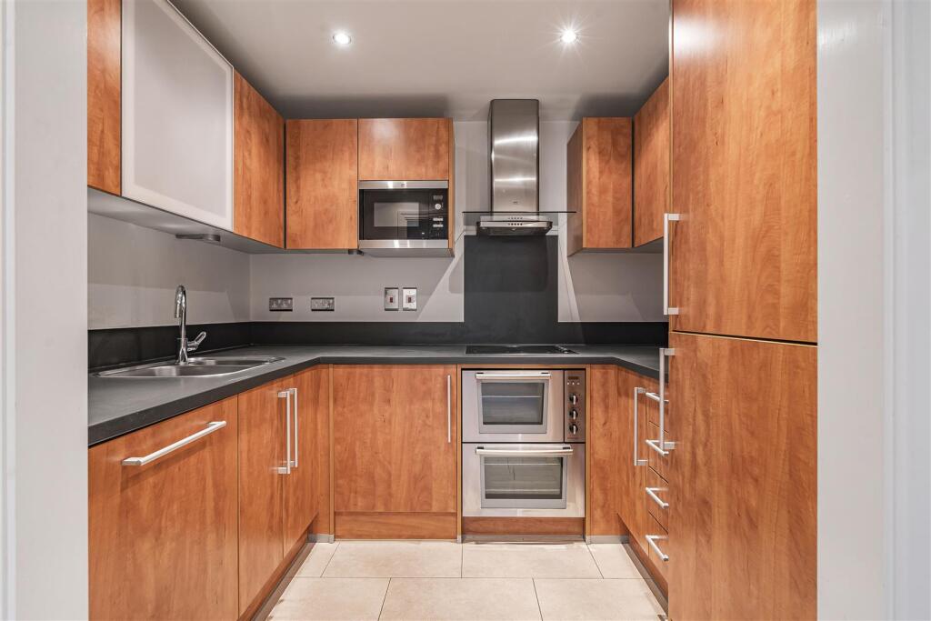 Apartment in London, Royal Borough of Kingston upon Thames - View 4