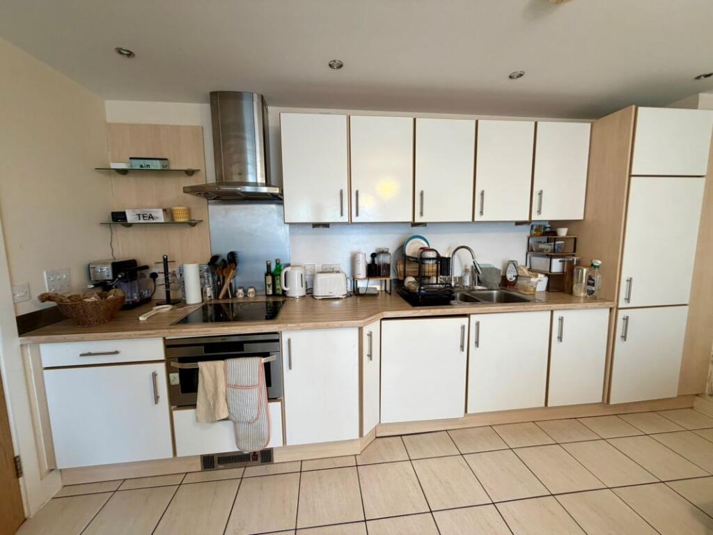 Apartment in Cardiff, Grangetown - View 4