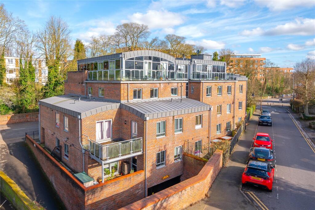 2-bed flat on London Road, St. Albans, Hertfordshire, AL1, £450,000
