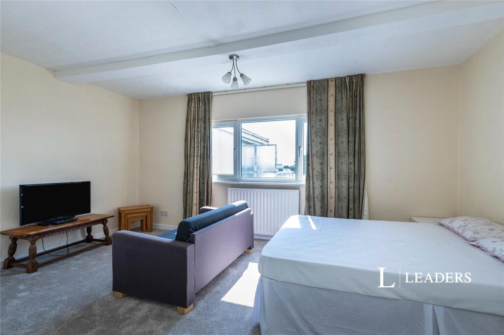 Apartment in Christchurch, Southbourne, Bournemouth - View 3