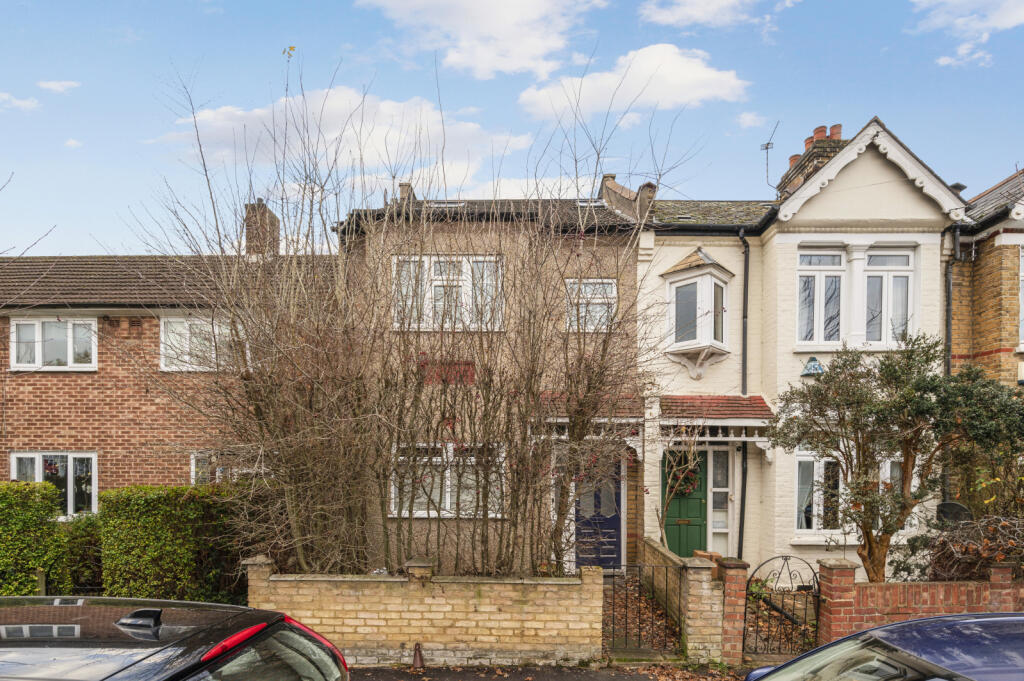 2-bed apartment on Vernon Avenue, Raynes Park, SW20, £425,000
