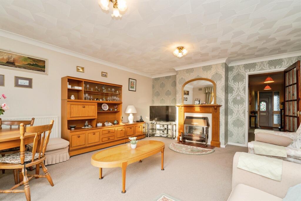 Meadow Close, Holt photo 3