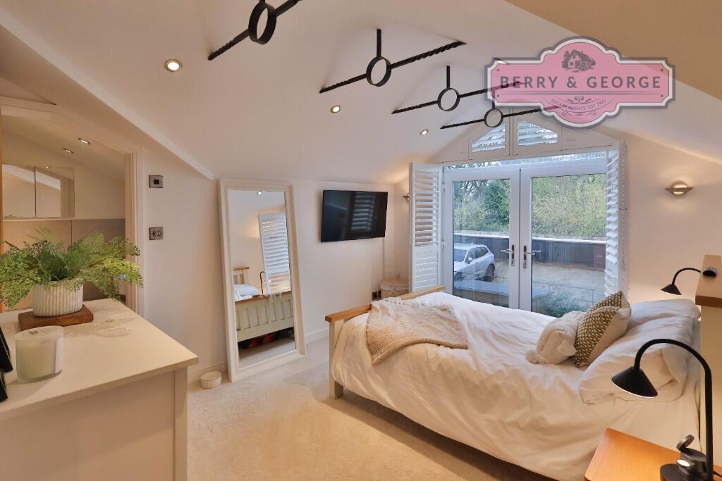 1 Crown Inn Cottages, Fingerpost Lane, Frodsham, Cheshire, WA6 8LA photo 2