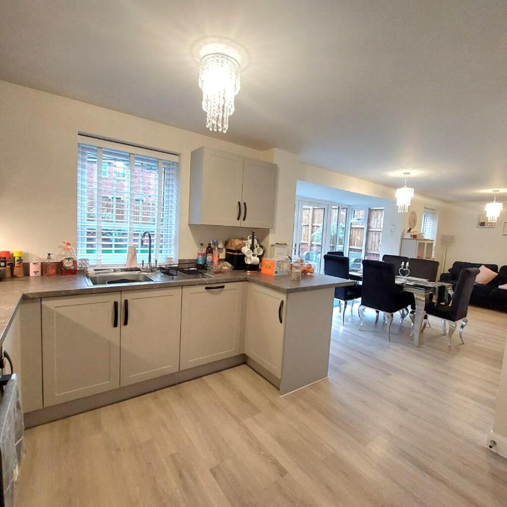 House in Northampton, Earls Barton - More