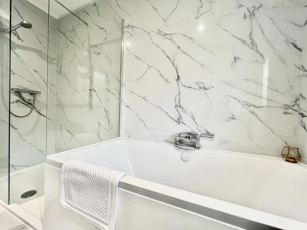 Apartment in Tandridge, Caterham-on-the-Hill - View 4