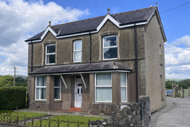 Traditional British house with garden.png