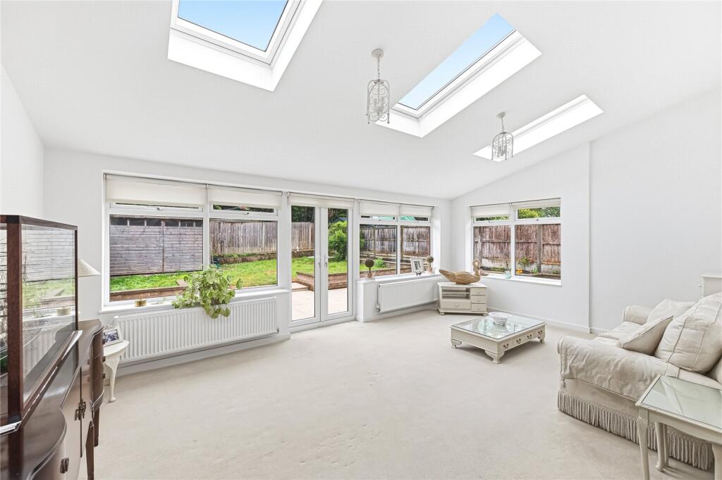 Manor Road, Toddington, Bedfordshire, LU5 photo 3