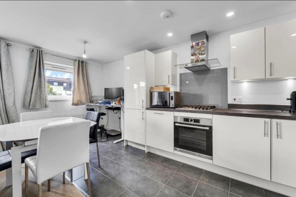 Apartment in Slough - View 4