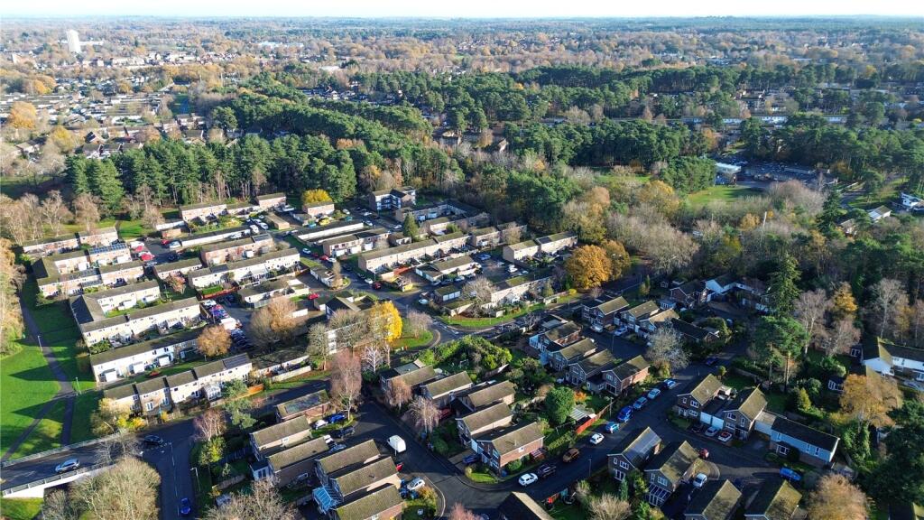 House in Bracknell, Hanworth - View 2