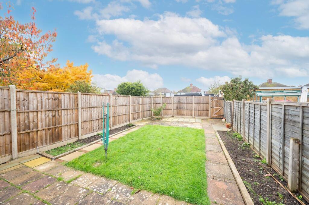 Tollgate Avenue, Redhill, RH1 photo 2