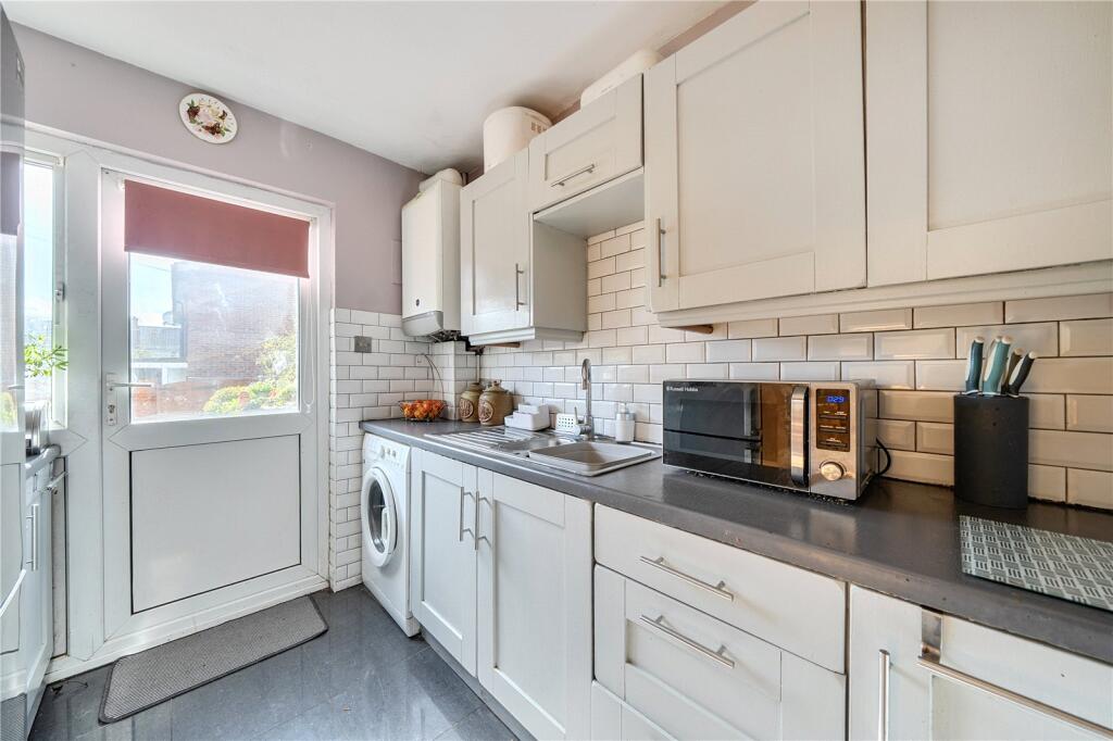House in Woking, The Hermitage, Knaphill - View 5