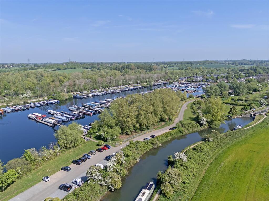 Full Time Residence: Roydon Marina Village photo 2