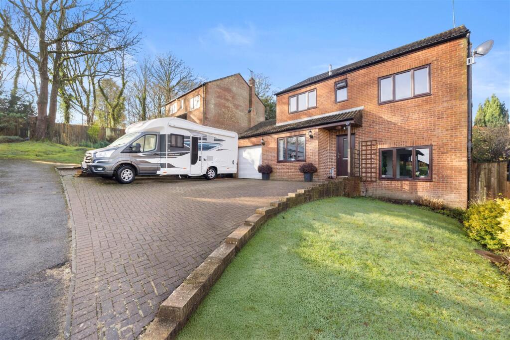 4 bed detached - Booker Close, Crowborough image 4