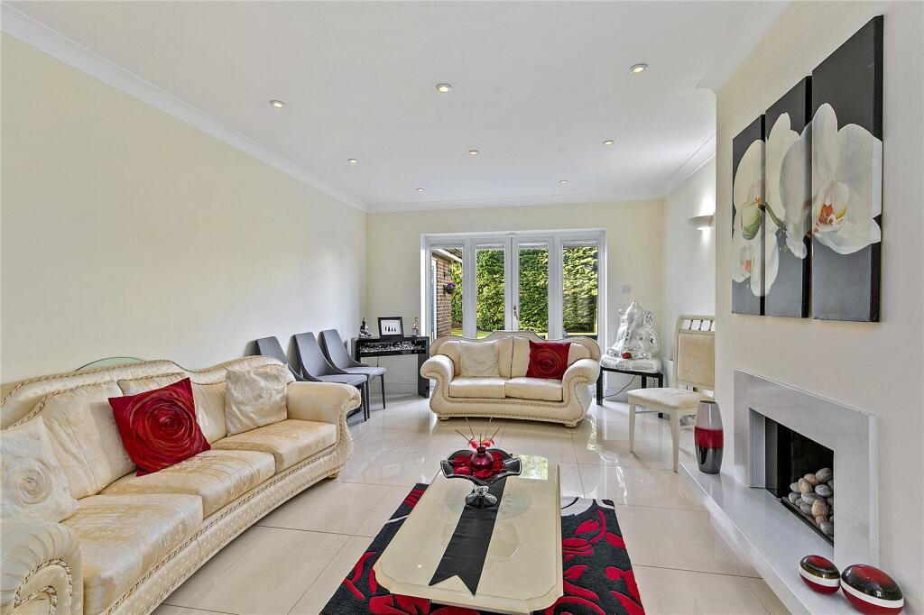 Warwick Close, Hampton photo 3