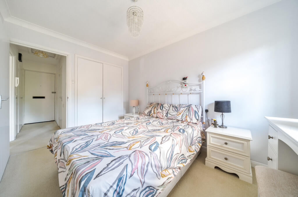 Apartment in Guildford, Surrey - More