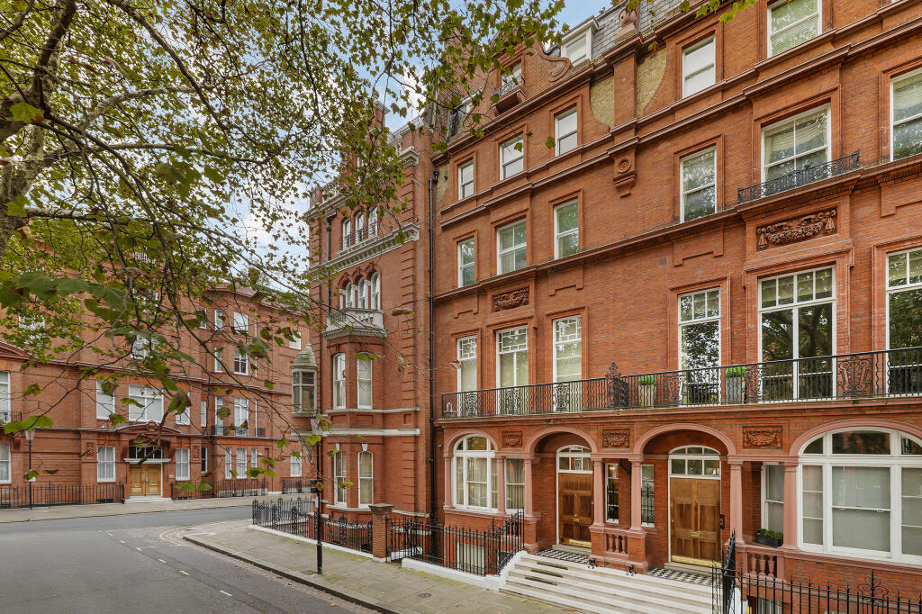 Main image of property: 31 Pont Street, Knightsbridge, London, SW1X