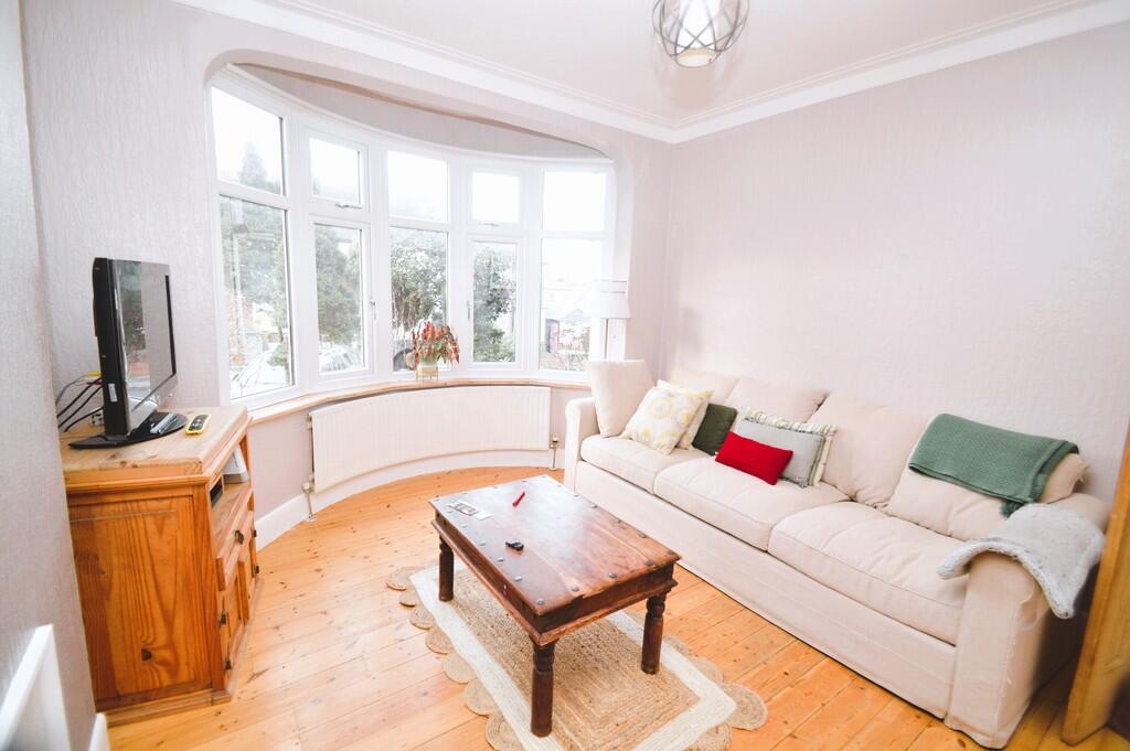 St. Merryn Close, London photo 3
