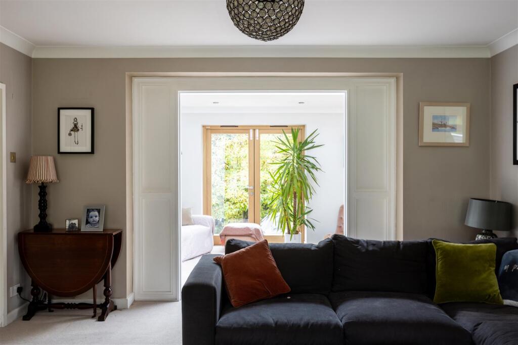 Huntersfield Close, Reigate photo 4