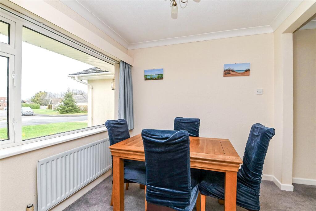 Chiltern Drive, Barton on Sea, New Milton, Hampshire, BH25 photo 4