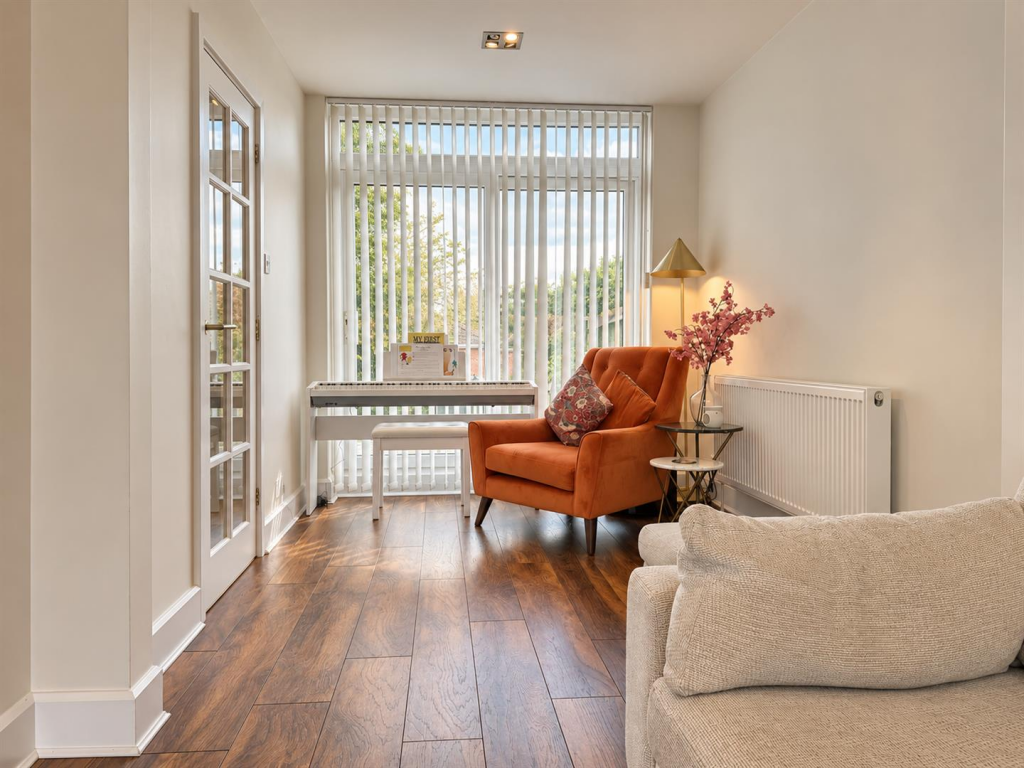 House in Blaby, Glenfields - More