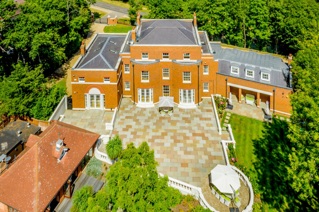 Main image of property: Hadley Common, Hertfordshire, Hertfordshire, EN5