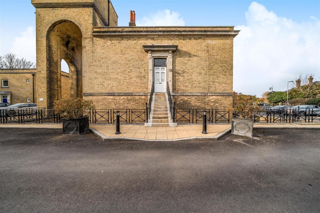 House in Portsmouth - More