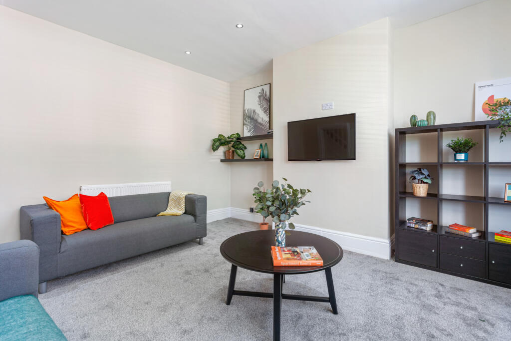 8 bedroom terraced house for rent
